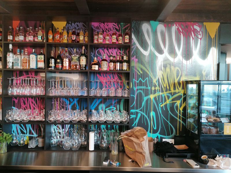 Bar — neónový graffiti motív